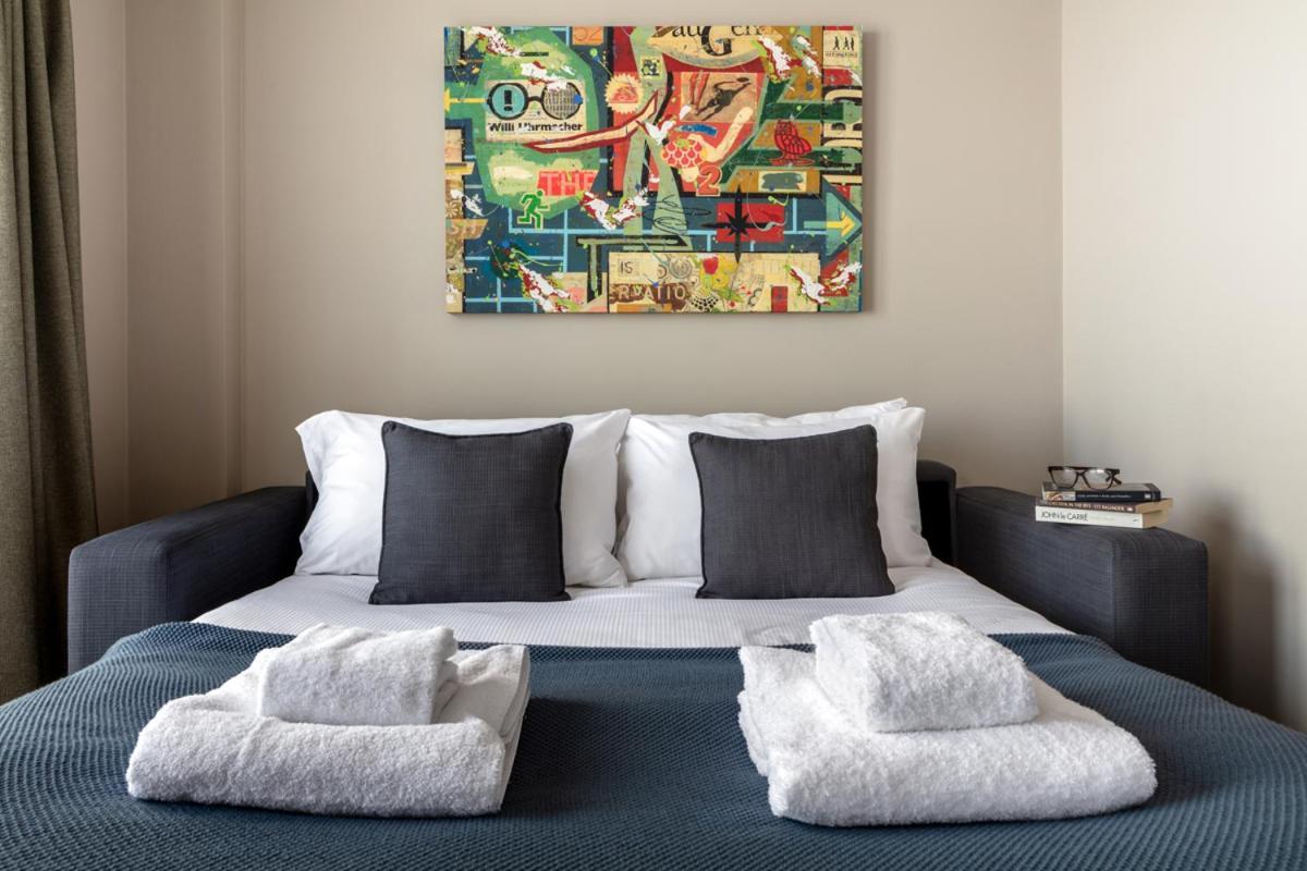 One-Bedroom Apartment Sofa Bed